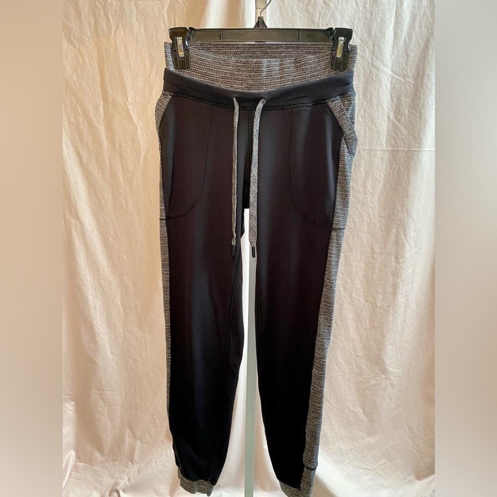 Lululemon Get Going Jogger - black with contrasting gray patterned trim, size 4
